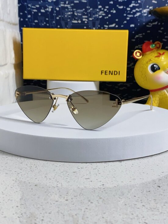 ?️Women\'s Sunglasses FENDI Sunglasses main image 4